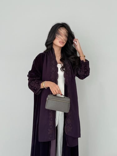 عباية مخمل مطرز يدوي