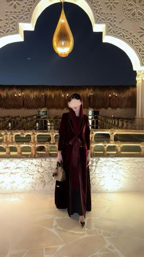 عباية مخمل خمري مع حرير