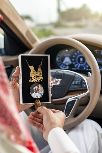 تعليقة سيارة بصوره مع الأيادي وكسرة العود