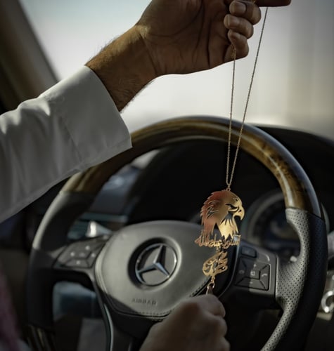 تعليقة الصقر مع كسرة العود بالاسم