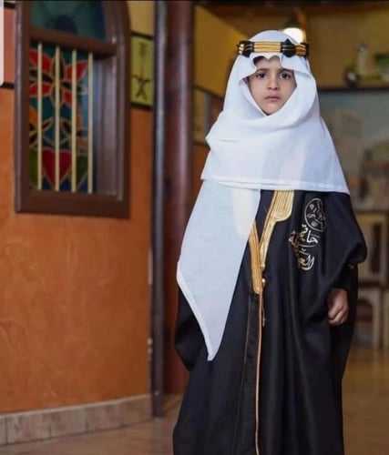 بشت بالاسم مع شماغ عقال المقصب (شطفئ)