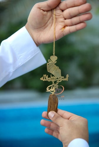 تعليقة كسرة العود شكل قلب فوق يد