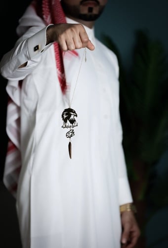 تعليقة الصقر مع كسرة العود بالاسم