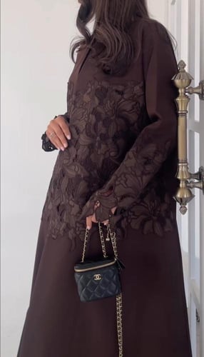 عباية شتوية تتزين بدانتيل راقي وفخم