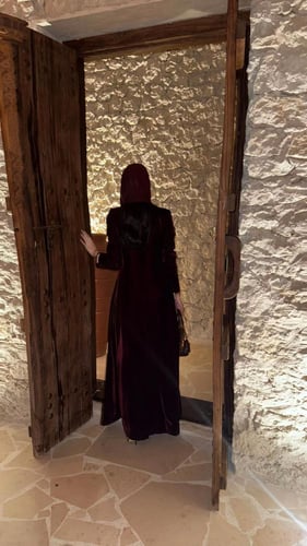 عباية مخمل خمري مع حرير