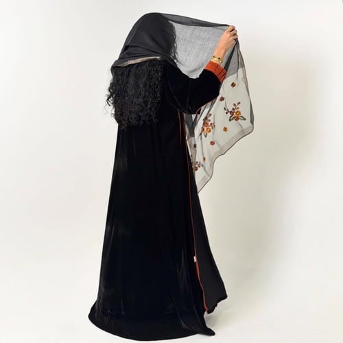 عباية مخمل بتصميم مميز