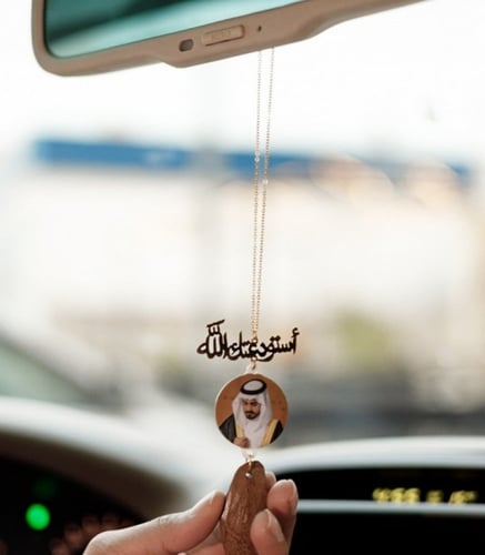 تعليقة سيارة بصورة مع كسرة العود