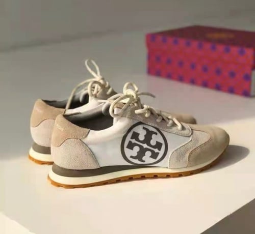 حذاء توري بورش شامل الملحقات