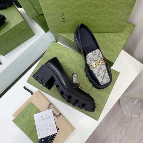 حذاء قوتشي نسائي لونين شامل الملحقات