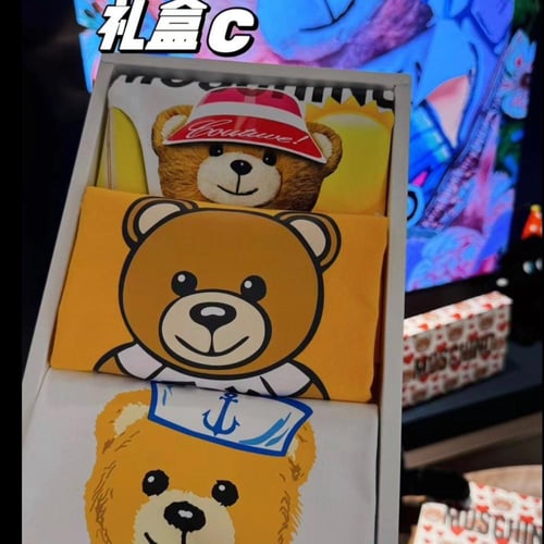 تيشيرت موسكينو مجموعة من ثلاث تيشيرتات مع العلبة ج...