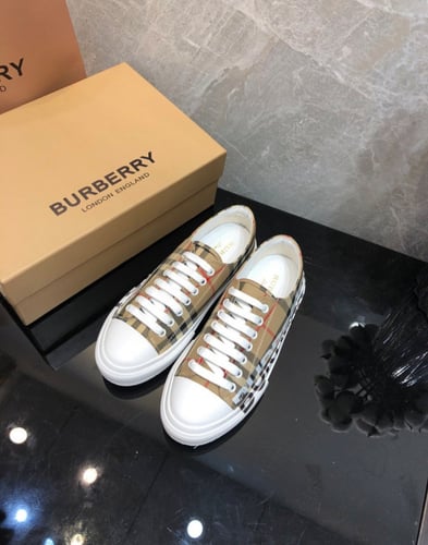 حذاء بيربري نسائي جودة عالية