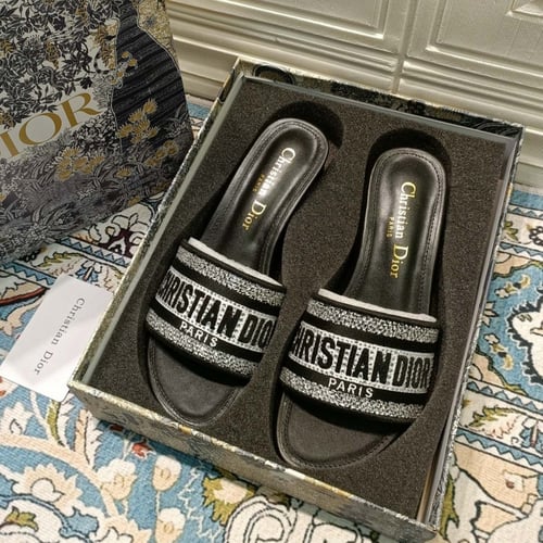 حذاء ديور سليبر ماستر عدة ألوان مع العلبة