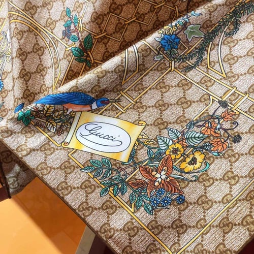 شال قوتشي حرير ماستر مع تغليف الماركة