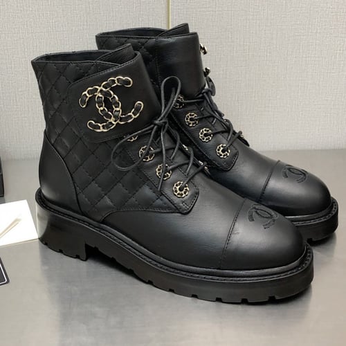 بوت ماركة شانيل جلد ماستر مع العلبة