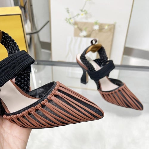 كعب فندي زينة بحبال جلدية لونين شامل ملحقات المارك...