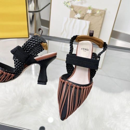 كعب فندي زينة بحبال جلدية لونين شامل ملحقات المارك...