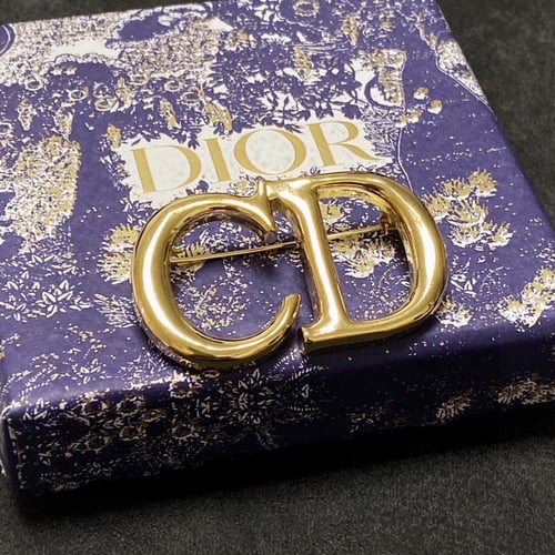 بروش ناعم من ديور حجم صغير شعار كريستيان ديور