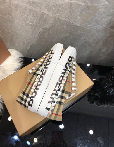 حذاء بيربري نسائي جودة عالية