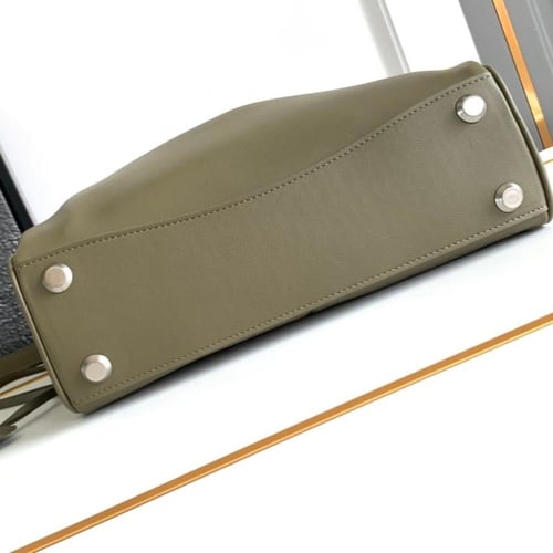 شنطة بالنسياغا حجم متوسط ماستر شامل الملحقات