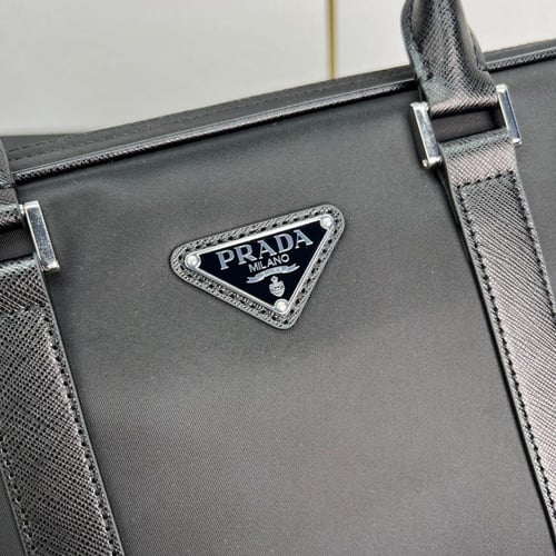 حقيبة الاعمال من برادا