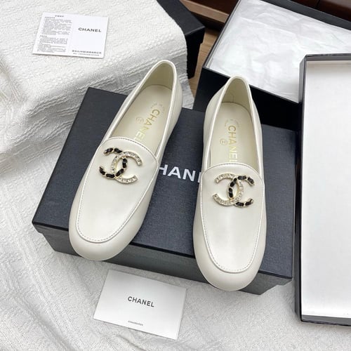 حذاء نسائي ماركة شانيل ماستر شامل الملحقات