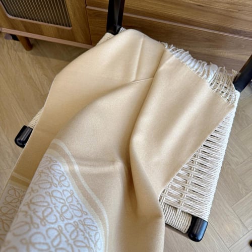 شال ماركة لويفي شامل البوكس