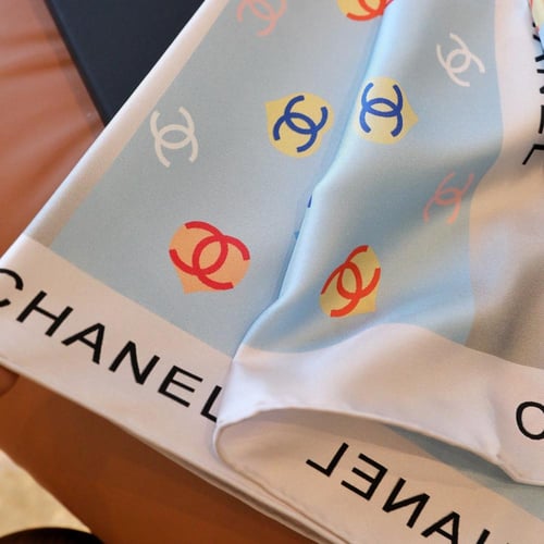 شال حرير شانيل شامل ملحقات الماركة