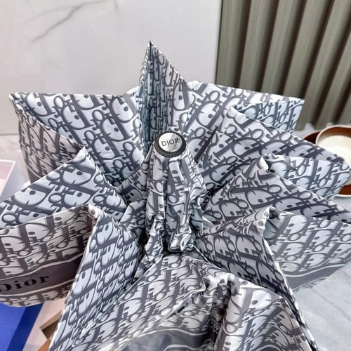 مظلات من ديور شامل تغليف الماركة