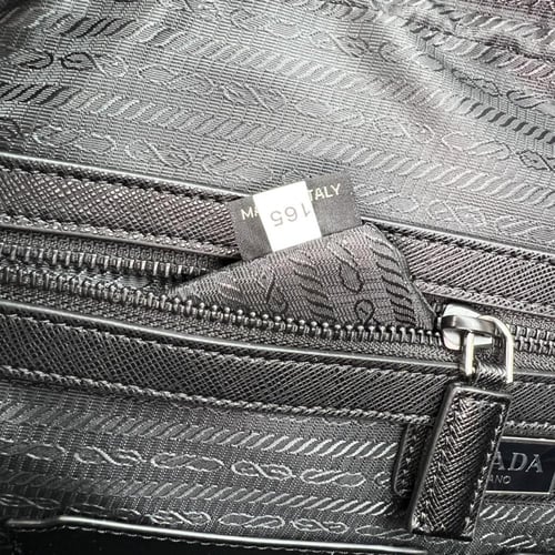 حقيبة الاعمال من برادا