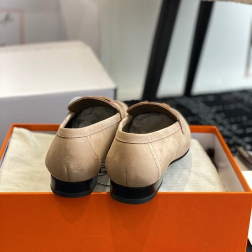 حذاء ماركة هيرمز نسائي لون واحد ماستر شامل الملحقا...