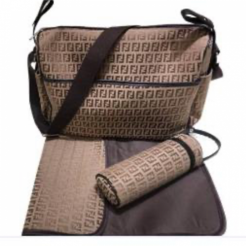 طقم شنطة للبيبي من فندي مكون من ثلاث قطع طبق الأصل...