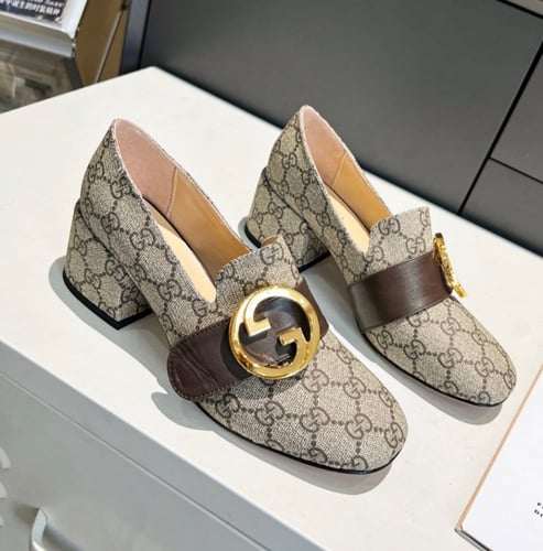 حذاء نسائي ماركة قوتشي شامل الملحقات