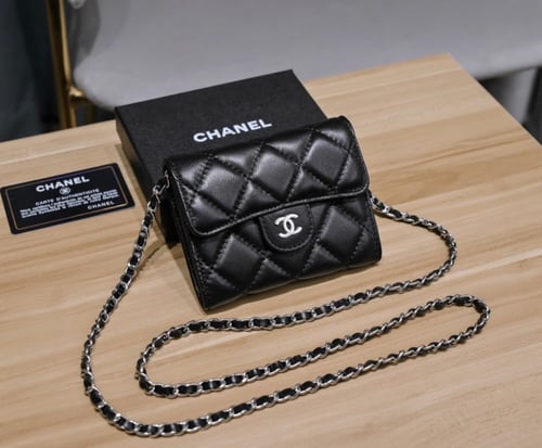 محفظة شانيل مع ستراب كروس شامل الملحقات