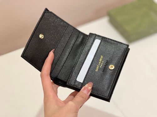 محفظة سان لوران