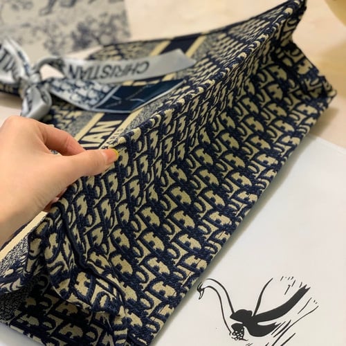 حقيبة ديور مع سكارف ديور بدون العلبة