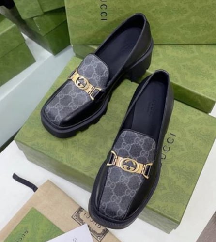 حذاء قوتشي نسائي لونين شامل الملحقات