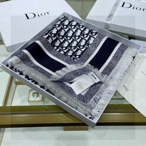 سكارف حرير من ديور ماستر شامل ملحقات الماركة