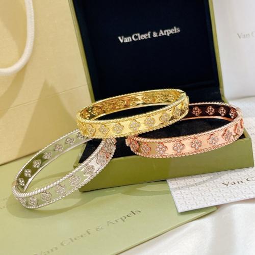 اساور ماركة فان كليف ماستر