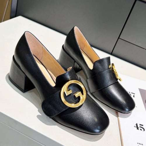 حذاء نسائي ماركة قوتشي شامل الملحقات