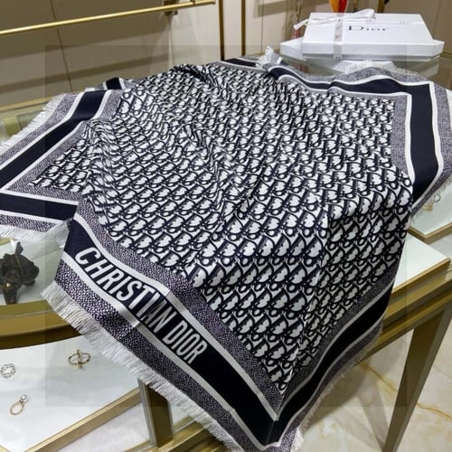 سكارف حرير من ديور ماستر شامل ملحقات الماركة