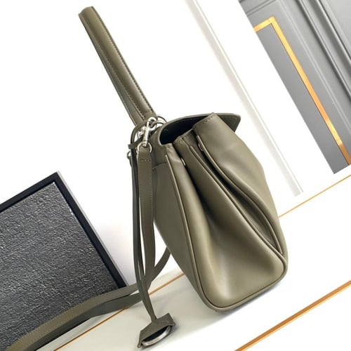 شنطة بالنسياغا حجم متوسط ماستر شامل الملحقات