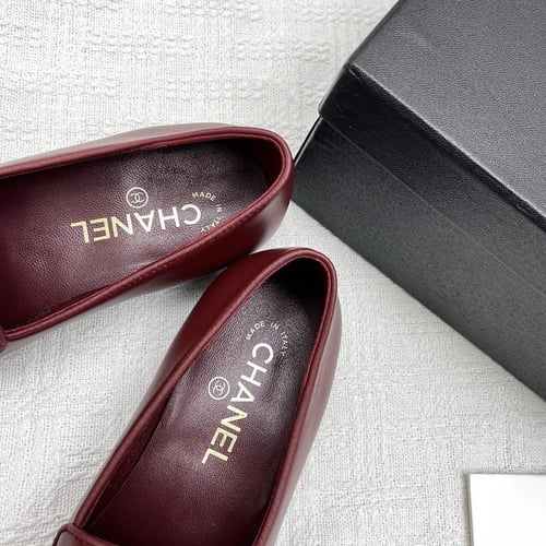 حذاء نسائي ماركة شانيل ماستر شامل الملحقات