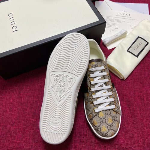 قوتشي حذاء جودة عالية لونين شامل الملحقات