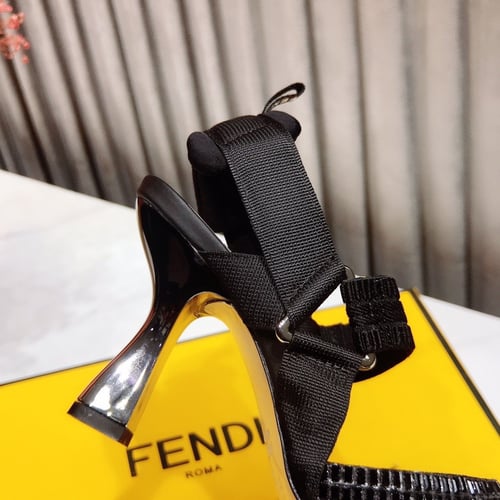 كعب فندي ماستر شامل ملحقات الماركة