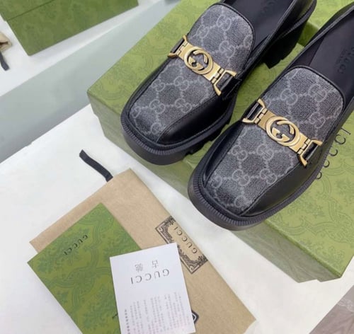 حذاء قوتشي نسائي لونين شامل الملحقات