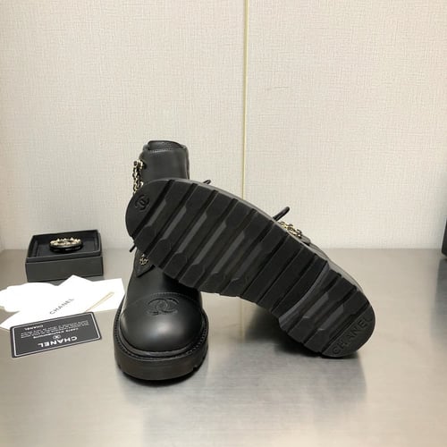 بوت ماركة شانيل جلد ماستر مع العلبة