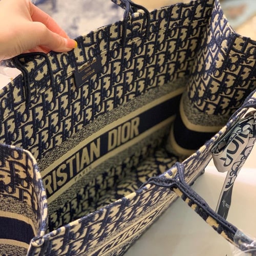 حقيبة ديور مع سكارف ديور بدون العلبة