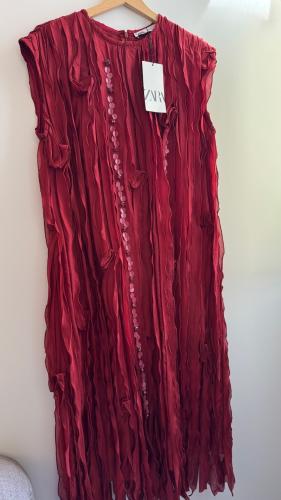 فستان عنابي إصدار محدود من ZARA