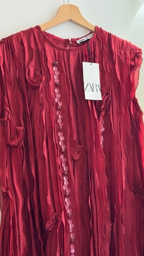 فستان عنابي إصدار محدود من ZARA