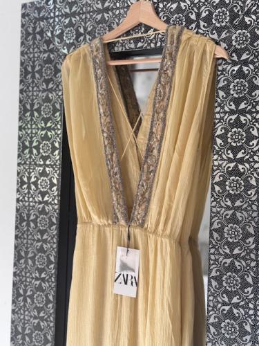 فستان أصفر مع كرستال